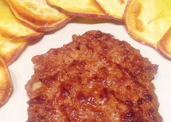 Hambúrgueres caseiros com chips de batata doce