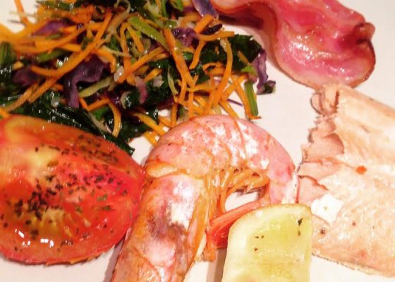 Salmão no forno com camarão e vegetais